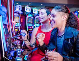 Người chơi Việt Nam vào bàn Live Casino shnet trên điện thoại – baccarat dealer trực tiếp